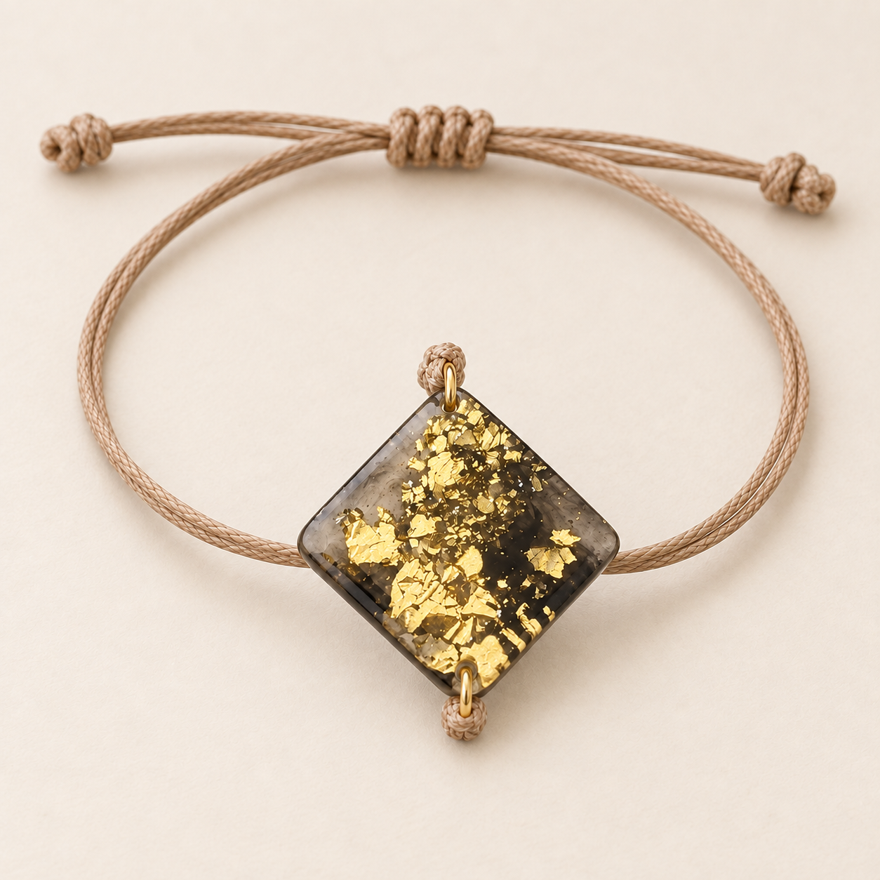 Bracelet carré noir et éclats dorés