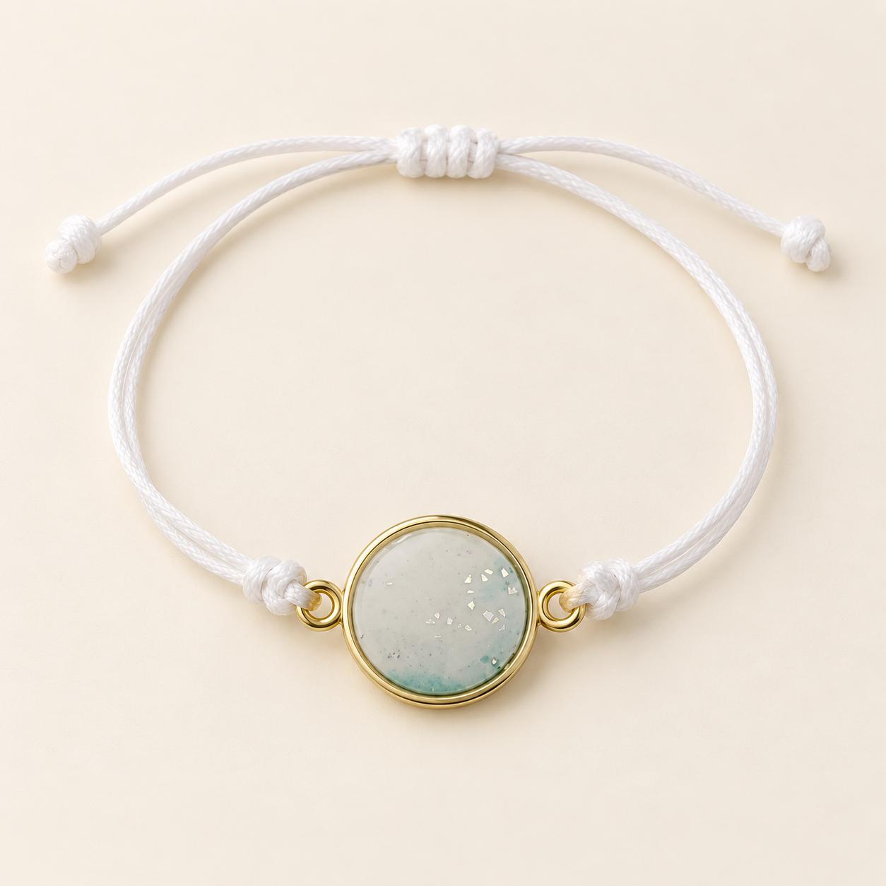 Bracelet rond clair sur cordon blanc
